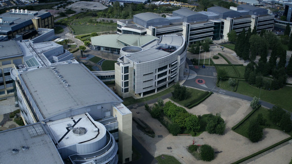 Скриншот из The Complex