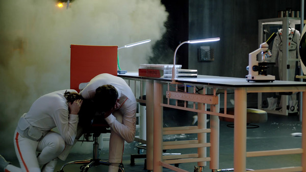 Скриншот из The Complex