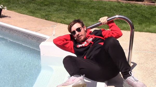 Скриншот из Each Sale I Drink a Glass of Water : The Game