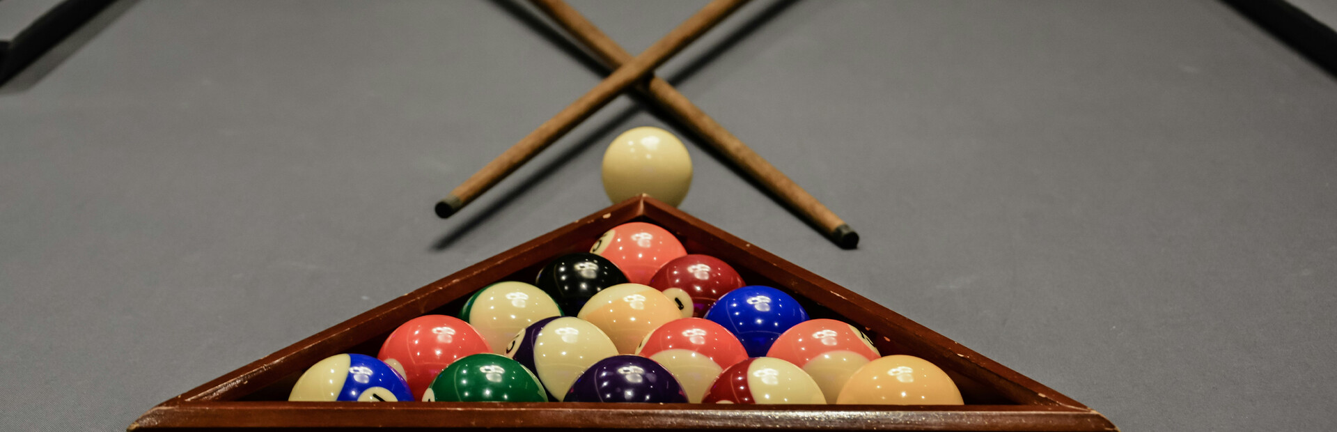 Pocketing the ball-Billiards Simulator - 8 ball- 3D pool