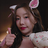Jini is suspicious. achievement icon for Beauties and the Stranded