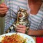 el gato comiendo spaghetti